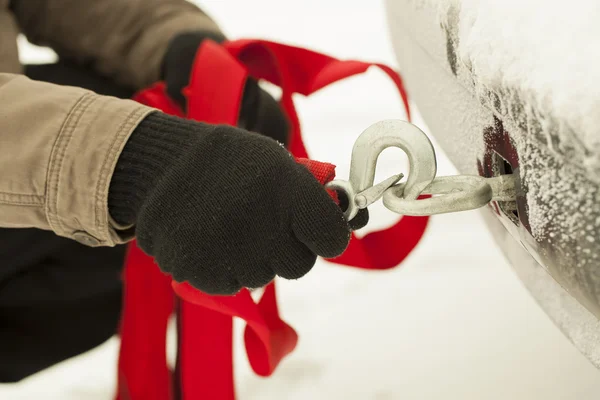adam arabanın yakınında Kancalı halat çekme tutmak