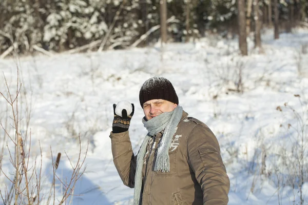 Muž s sněhová koule v rukou — Stock fotografie