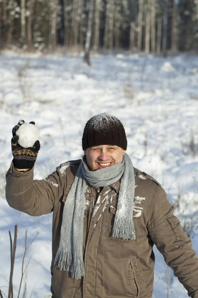 Homme avec boule de neige prêt à lancer — Photo