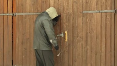 garaj kapısını kırıp soyguncu