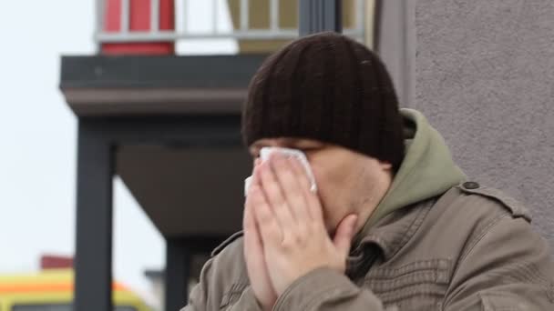 Homem com nariz a pingar — Vídeo de Stock