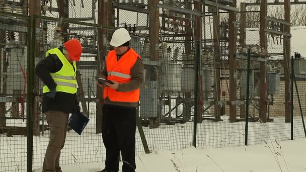 Elektryczne firmy pracowników podpisywania umów — Wideo stockowe