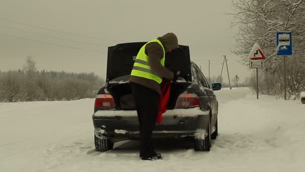 El hombre sigue remolcando la cuerda cerca del coche — Vídeos de Stock