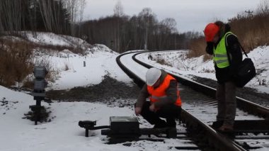 iki demiryolu geçitleri işçi