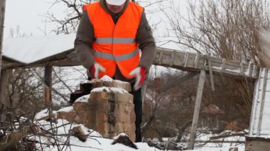 işçi tuğla atar