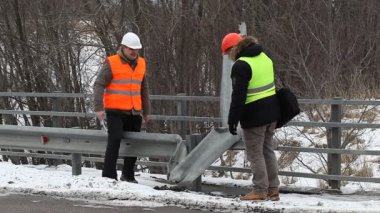 Köprü savunma bariyerleri yakınındaki mühendisi ve yol ustabaşı