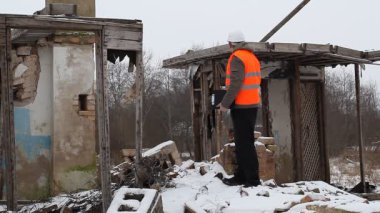cep telefonu ve klasör yakılmış eski evin yakınındaki mühendisi