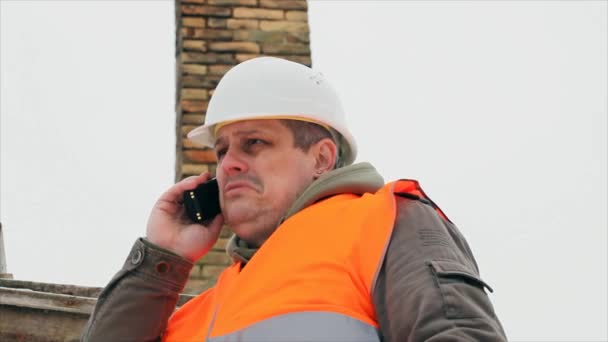 Ingenieur praten op de mobiele telefoon — Stockvideo