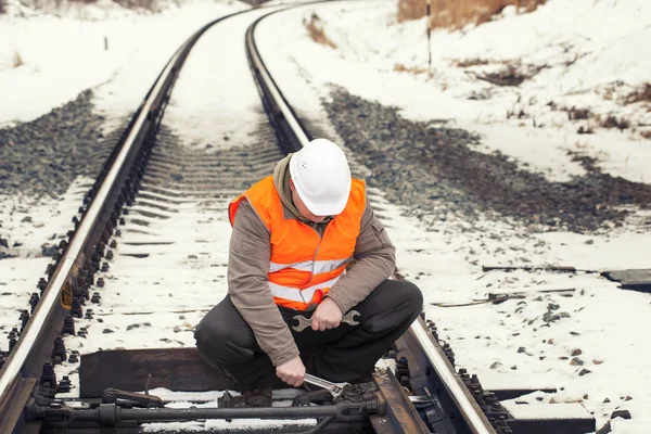 Spoorweg werknemer met verstelbare sleutel in de hand — Stockfoto