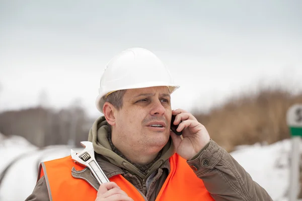 Trabalhador ferroviário falando no telefone celular — Fotografia de Stock