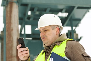 bir transformatör arka cep telefonu ile mühendis