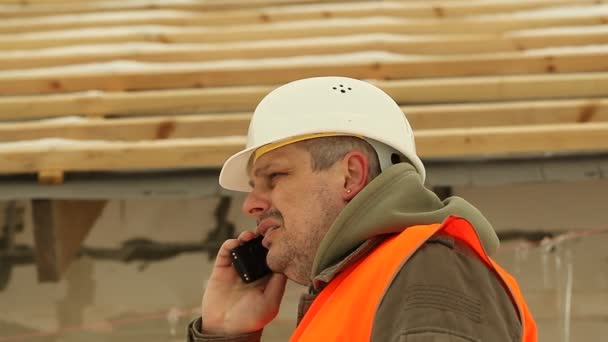 Enfadado capataz de construcción hablando por teléfono — Vídeo de stock