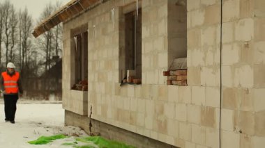 yeni bina yakınındaki İnşaat Müdürü