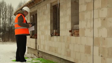 yeni bina yakınındaki cep telefonu ile İnşaat Müdürü
