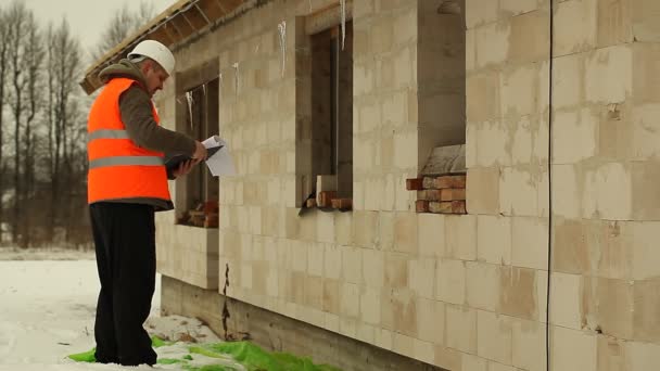 Руководитель строительства проверяет новое здание — стоковое видео