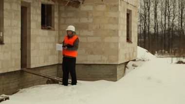 yeni bina yakınındaki telefonda konuşurken emniyet müfettişi alt