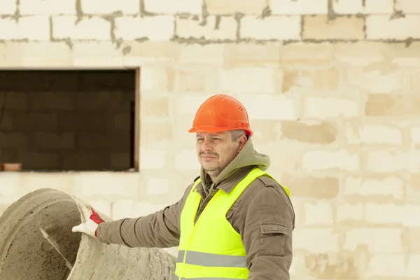 Konstruktor w nowym budynku w pobliżu Betoniarki — Zdjęcie stockowe