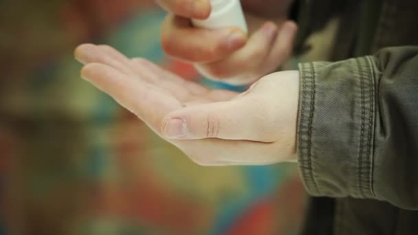 Drogas en la mano sobre un fondo de pared — Vídeo de stock