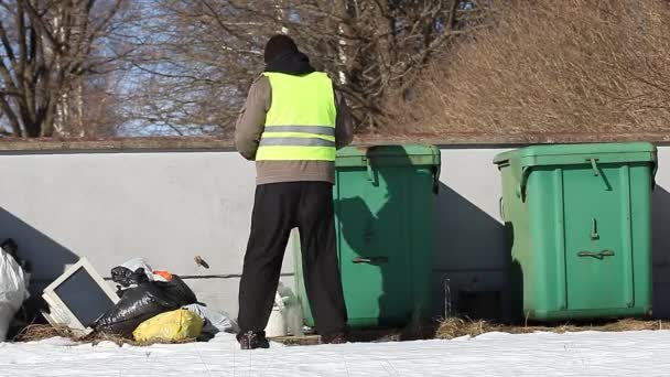 Офіцер з папкою поблизу контейнерів для відходів — стокове відео