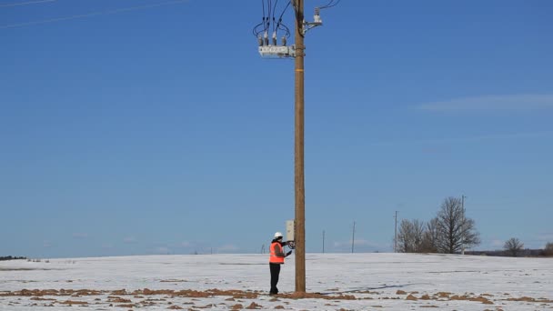 Ingeniero eléctrico inspeccionar líneas eléctricas de calidad técnica — Vídeos de Stock