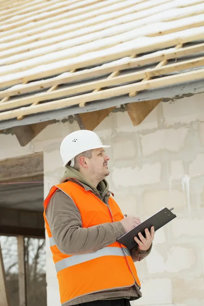 Építkezés vezetője ellenőrzése az új épület — Stock Fotó