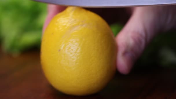 Citron skuren i segment — Stockvideo