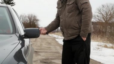 adam arabanın kapısını açmak Uzaktan çalışırken