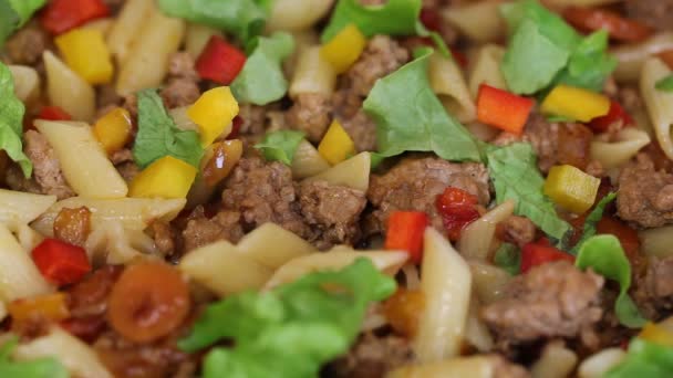 Carne picada com macarrão e verduras em uma panela — Vídeo de Stock