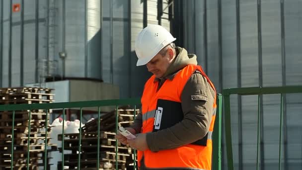 Employee counting euro banknotes near factory — Stock Video