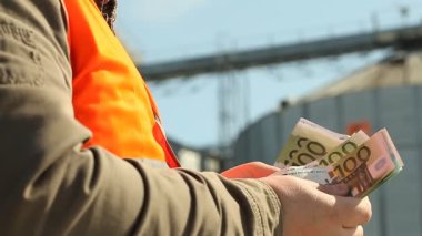 çalışan el fabrika yakınlarında Euro banknot sayma