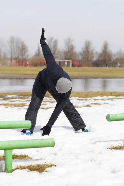 L'athlète s'est réchauffé au stade en hiver — Photo