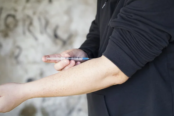 Drogově závislý stříkačkou ruce — Stock fotografie