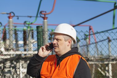 elektrik mühendisi elektrik alt istasyonlar, telefonda konuşurken