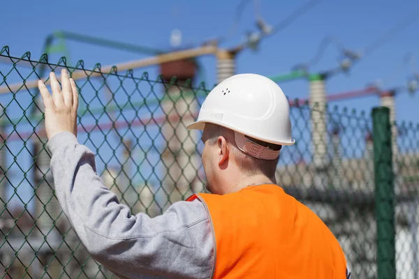 Ingegnere elettrico toccato una mano alla recinzione — Foto Stock