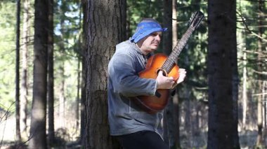 ormanda ağaç bölüm iki karşı yaslanmış gitar çalmak dostum