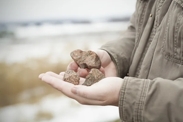 Hombre con piedras en las manos — Foto de Stock
