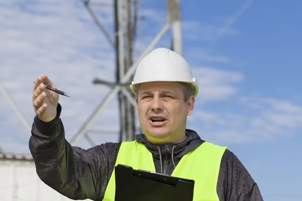 Foreperson zły na pracowników w pobliżu wieży gsm — Zdjęcie stockowe