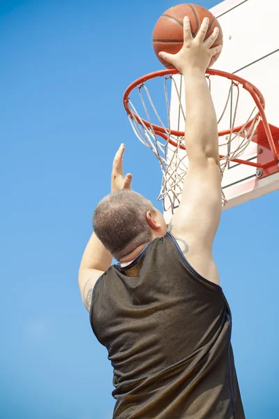 Basketbal speler gooien de bal — Stockfoto