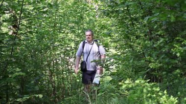 İkinci bölüm yollar üzerinde ormanda uzun yürüyüşe çıkan kimse