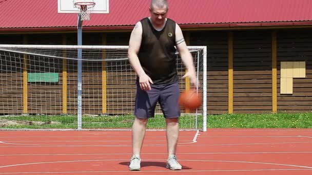 Jugador de baloncesto con balón episodio uno — Vídeos de Stock