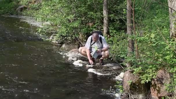 Uzun yürüyüşe çıkan kimse nehir bölüm iki tarafından ormanda — Stok video