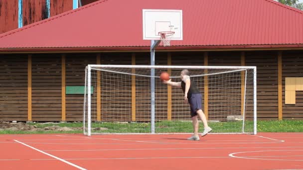 Man trying to throw a ball into the basket episode three — Stock Video