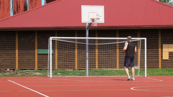 Чоловік намагається кинути м'яч у кошик епізод два — стокове відео