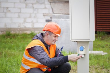 geçiş panosu yakınındaki klasörle elektrikçi