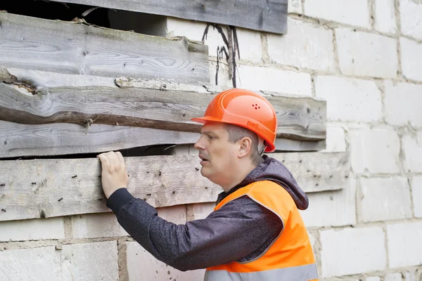 Ispettore di costruzione vicino alla casa incompiuta — Foto Stock