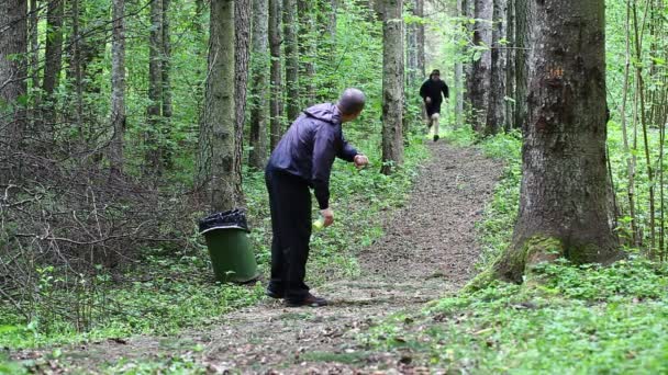 Отец и сын бегут по лесной тропе второй серии. — стоковое видео