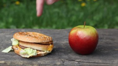 Elini yakınındaki burger ve apple Bölüm 3