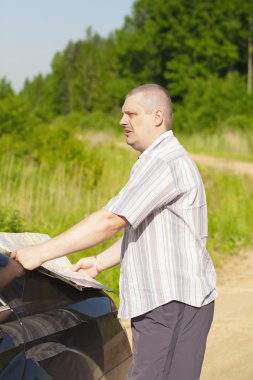 harita üzerinde ülke road araba ile adam