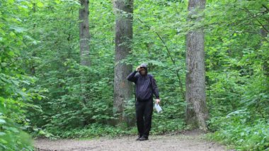 episode 1 harita ve orman üzerinde dürbün ile Hiker rotaları