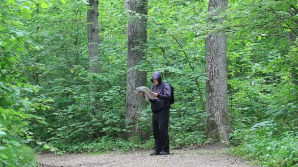 Хакер з картою і біноклями на лісових стежках епізод 3 — стокове відео